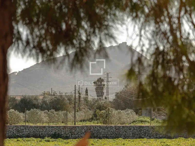 Spacious traditional Mallorcan country house for renovation, distributed over two floors, with several rooms, several small bathrooms, kitchen — photo 1