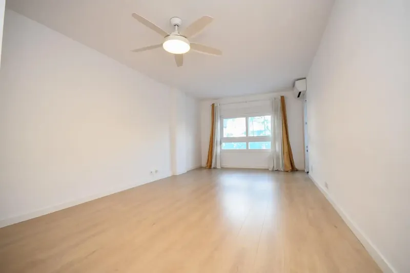 Discover this spacious and bright first floor apartment of 103 m2 in the quiet and sought-after area of Son Dameto, surrounded by all services — photo 9