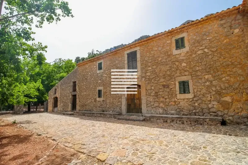 Located among the highest mountains on the island, this beautiful traditional Mallorcan country estate is one of the few remaining on the island — photo 4