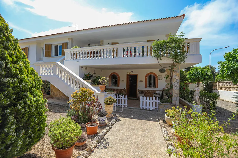 Beautiful villa with a garden and a swimming pool in an exclusive area in Nova Santa Ponsa — photo 3