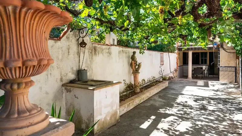 Ubicada en pleno centro de Sant Joan, esta tradicional casa de pueblo de unos 186 m² construidos sobre una parcela de aproximadamente 214 m² — photo 2