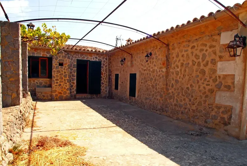 Beautiful Stone House with 80cm walls, on a rustic estate of approx. 33,000m2, has cistern water, Endesa electricity, distributed in — photo 11