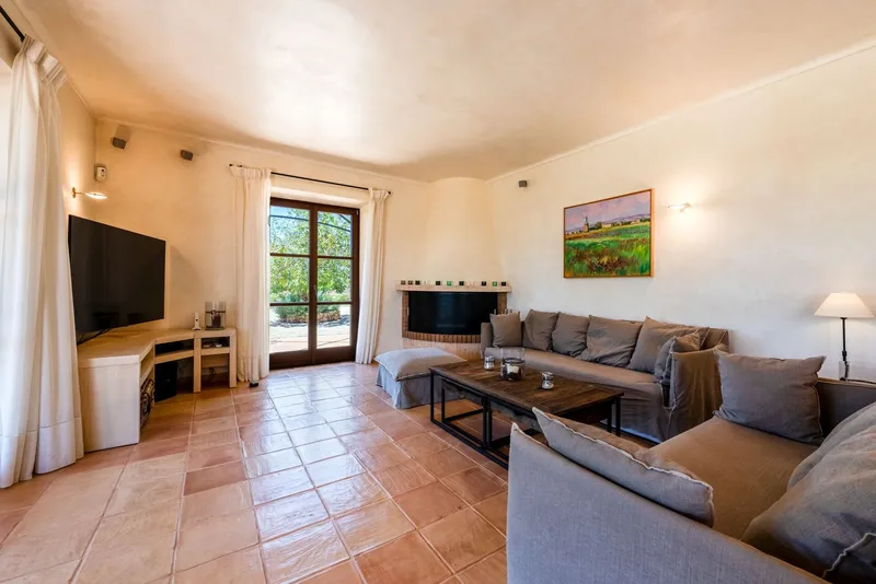 Self-sufficient finca near Santanyí with panoramic views and heated pool — photo 8