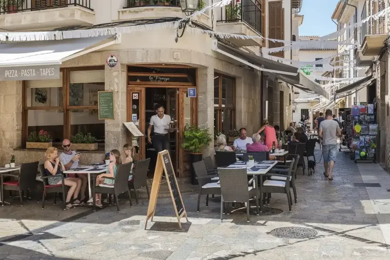 Traditional townhouse with authentic character for sale in the heart of the old town of Pollensa, a short distance from — photo 10