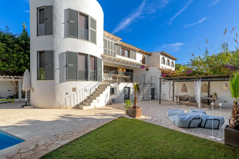 Villa in Portocolom - Exterior view of the semi-detached house with pool — photo 1