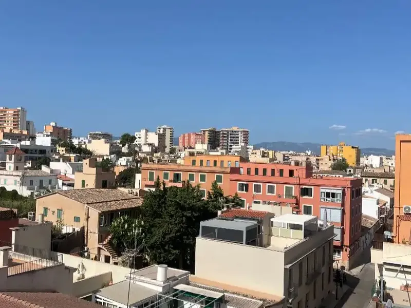 SOLO PARTICULARES! AMPLIO PISO DE MÁS DE 120 M² CON 4 DORMITORIOS, DOS BALCONES, VISTAS DESPEJADAS Y GARAJE — photo 1