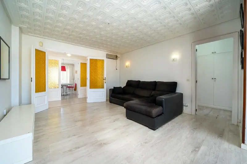 The property has 128 m2 built distributed in a spacious living-dining room, 4 bedrooms, 2 full bathrooms, 1 toilet, independent kitchen — photo 2