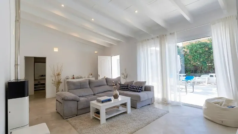 This tasteful single-storey villa is located in the coveted and particularly quiet residential area of Port Verd. — photo 2