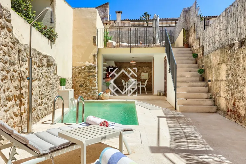 House for sale with large terrace and swimming pool near the historic centre of Pollensa, Mallorca. — photo 4