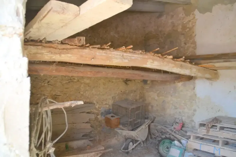 A step from the village we have this rustic estate of more than 14,000 m2, with an old construction of about 50 m2, there is the possibility of co — photo 12