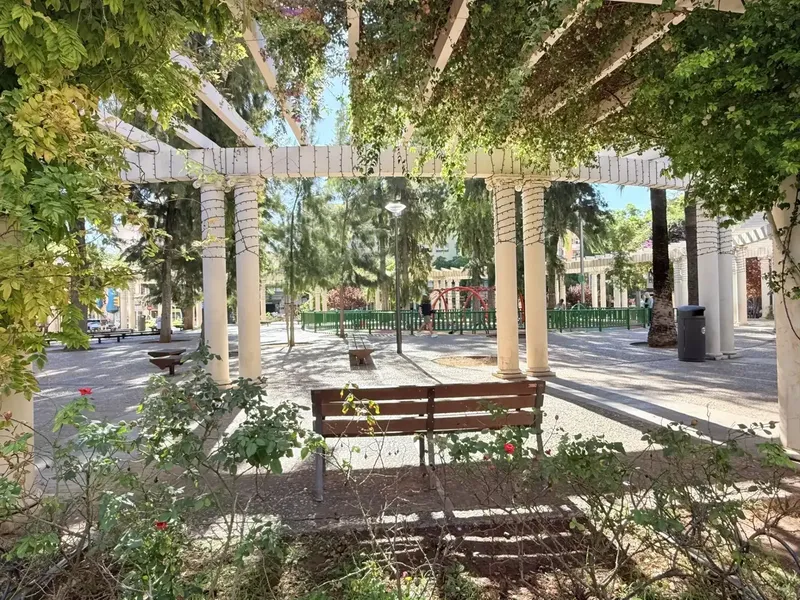 AMPLITUD Y EXCELENTE UBICACIÓN JUNTO A PLAZA DE LAS COLUMNAS Y CALLE NUREDUNA · 148 m² — photo 5
