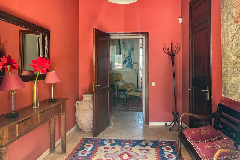 Spacious townhouse with lovingly preserved vintage elements, large terrace with castle and distant views — photo 3