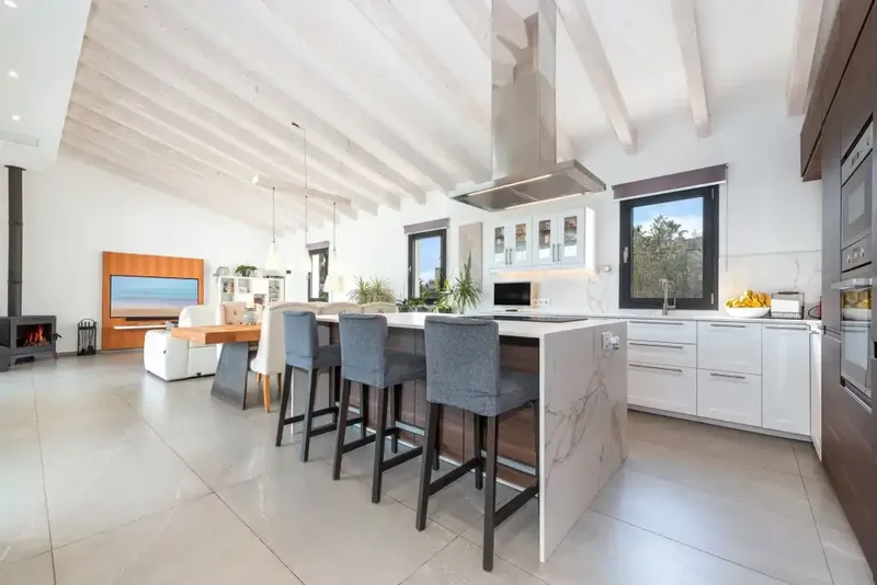 For sale in the coveted area of Crestatx, this exquisite villa offers a quiet and cozy retreat situated on a generous plot of ca — photo 6