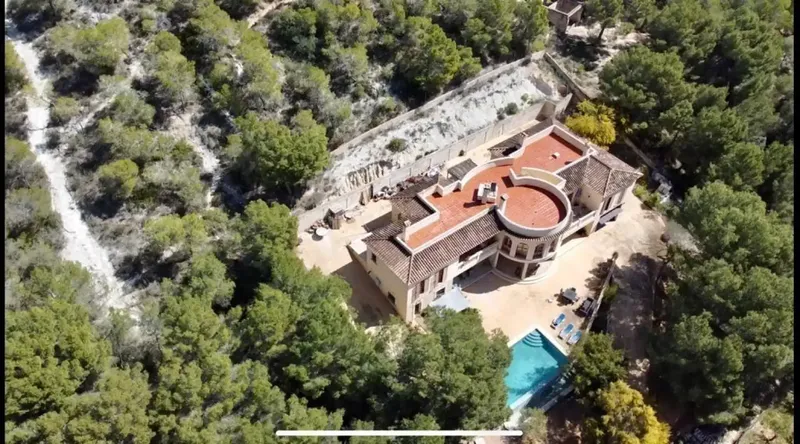 Welcome to this unique chalet in Peguera, perfectly adapted for families, couples and investors. The imposing entrance and the spacious living room — photo 4