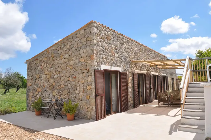 This beautiful property is located in the idyllic countryside near the charming village of Campanet on a plot of about 3,900 m², surrounded by — photo 2