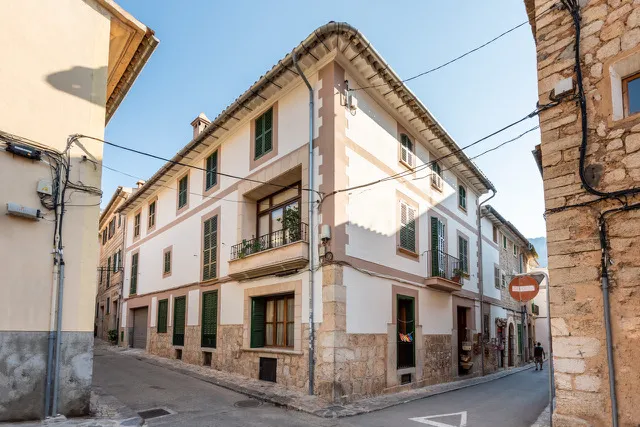 Centrally located manor house with courtyard and garage in Sóller — photo 1