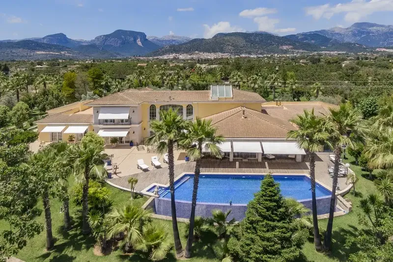 This wonderful finca, for sale near Binissalem, occupies a plot of about 87,000 m2, and features luxurious facilities, including a — photo 1