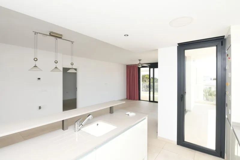 Modern and bright apartment in a quiet residential complex in Porto Colom — photo 3