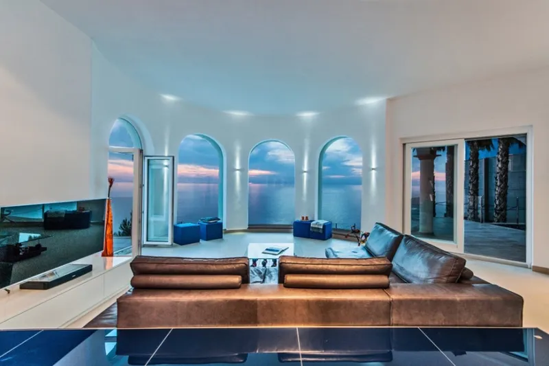 Exclusive villa on the first sea line with panoramic views — photo 5