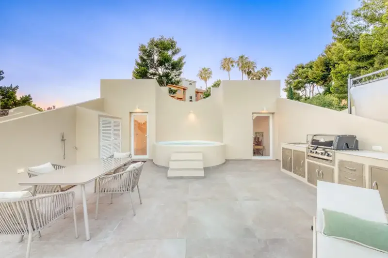 Located near the prestigious Real Bendinat golf course, this recently renovated penthouse offers the perfect blend of sophistication — photo 2