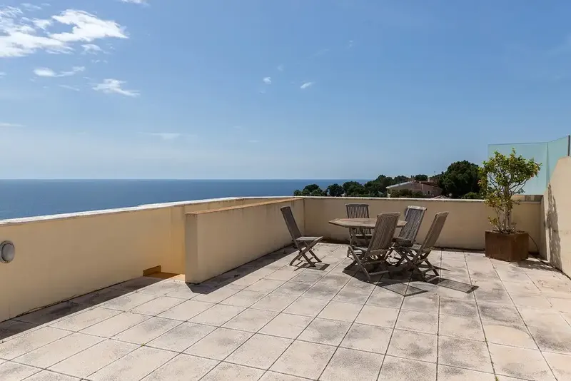 Located on the border between Bendinat and Illetes, just minutes from the coast, this exceptional penthouse offers a unique combination of space — photo 12
