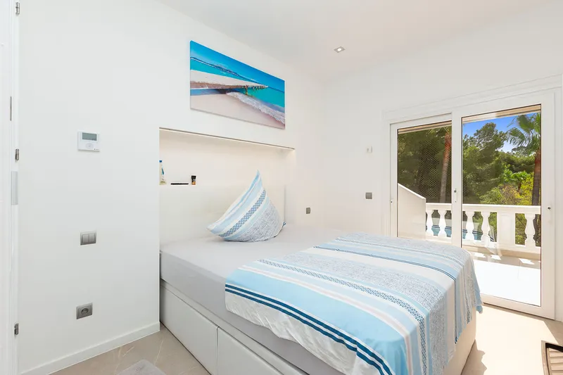 Sea-view villa in a residential area near the beach — photo 9