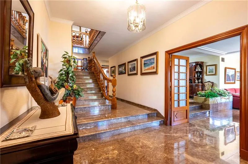 Detached villa with swimming pool on a plot of approx. 859 m² — photo 3