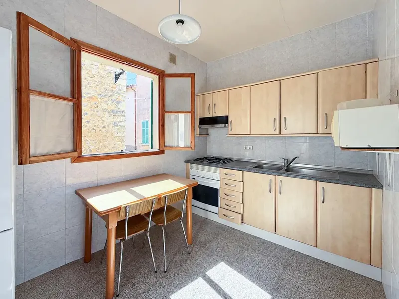 Bienvenidos a esta casa de pueblo en estado original, que ofrece una excelente oportunidad para personalizar su nuevo hogar. — photo 8