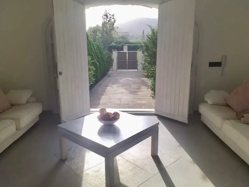 Preciosa villa de 186m2 construidos en un increíble terreno de 2.000m2. La finca se distribuye en un amplio salón comedor con chimenea con a — photo 4