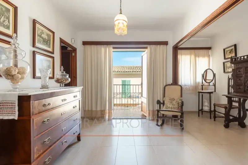 Located in the heart of Lloseta, this two-story single-family home offers a built area of 307 m² on a plot of 550 — photo 7