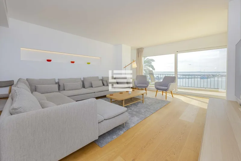 Luxury First-Line Apartment: The Privilege of Coastal Living in Puerto de Alcudia — photo 1