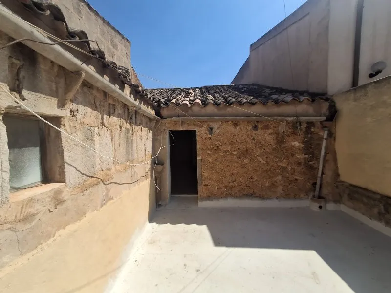 Unfurnished two-storey village house with garden, terraces and garage in the centre of Campos -DH 33 — photo 4