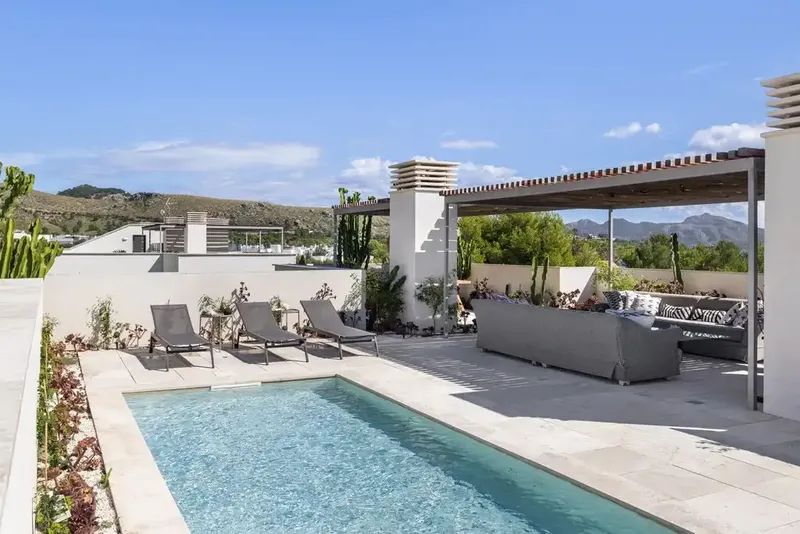 Fully furnished penthouse with private pool on the rooftop. Located a short walk from the famous Pine Walk, this magnificent apartme — photo 7