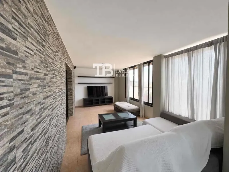 Taylor Building Real Estate offers this spacious 170 m² penthouse, located on the tenth floor, in the S'Olivera area, one of the most — photo 5