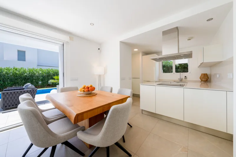 Exclusive residence with pool and well-kept garden in popular residential area - terrace and pool (15298) — photo 6