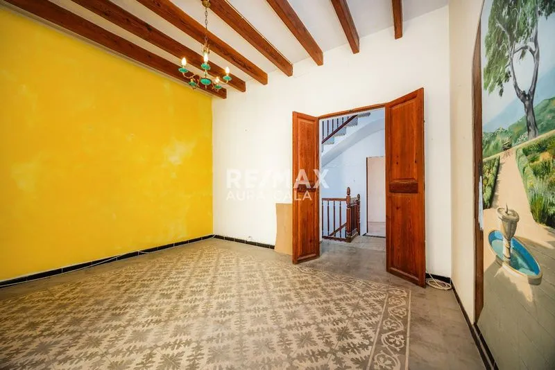Traditional house with potential in the historic center of Artà — photo 1