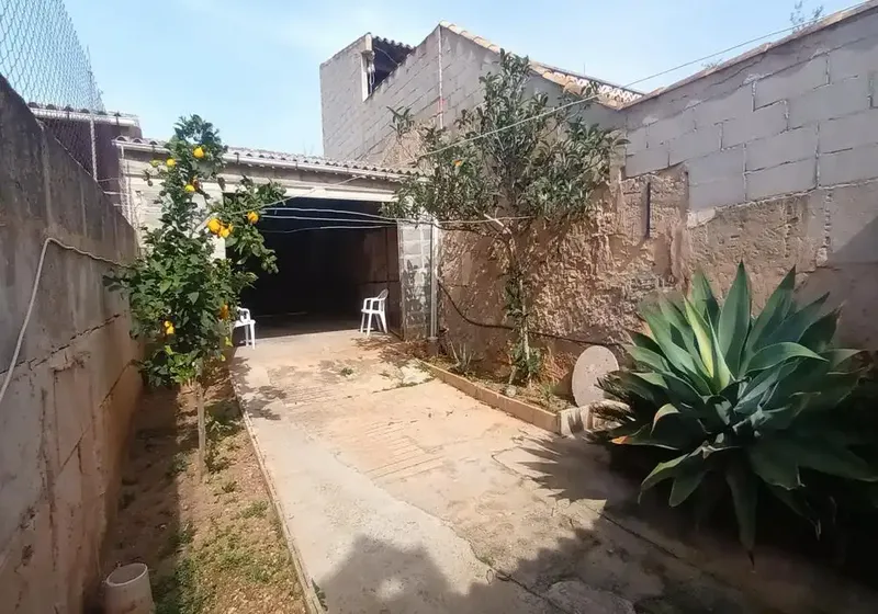 Well-maintained 2-storey village house with great potential, large garage, interior patio in the center of Es Llombards - Santanyí — photo 1