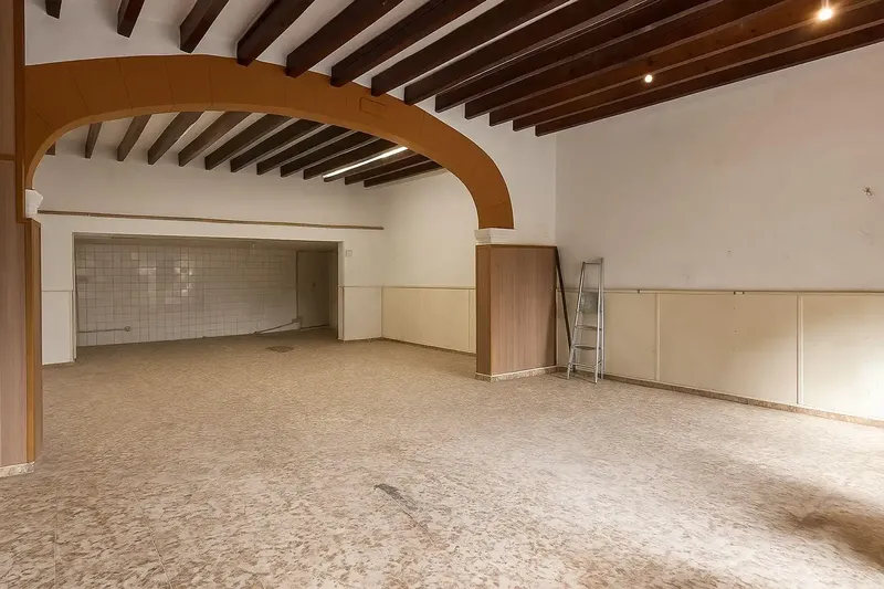 We present this magnificent village house located in the heart of Mancor de la Vall, an emblematic building that extends over — photo 3