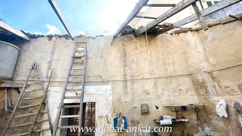 Corner house to renovate in Felanitx, with a building of 187m2 on a plot of 202m2. — photo 3