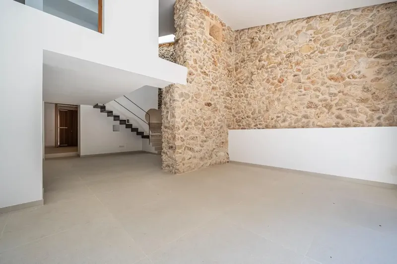 Discover this impressive townhouse located in the center of Petra, an area known for its easy access and availability of parking — photo 5