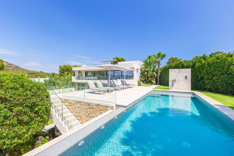 Modern sea-view villa with separate guest area — photo 3