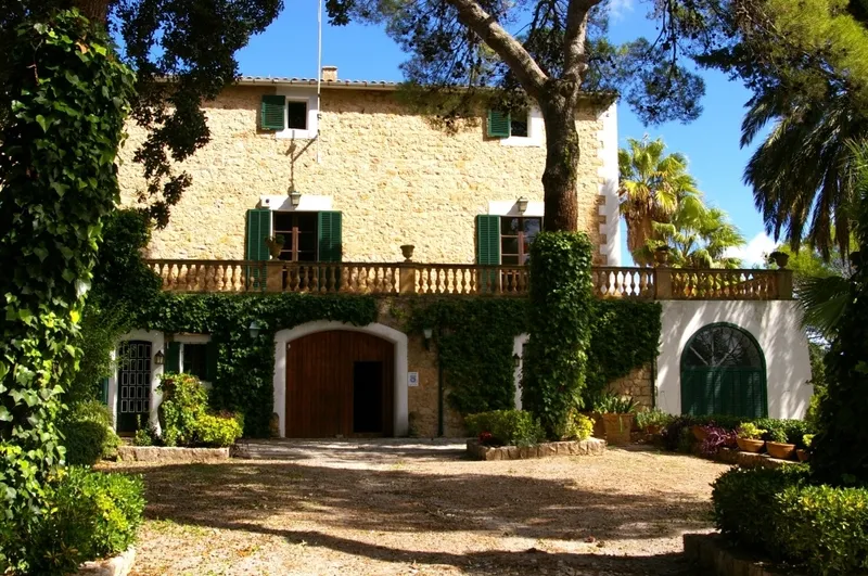 Century old manor house in green huge plot — photo 2