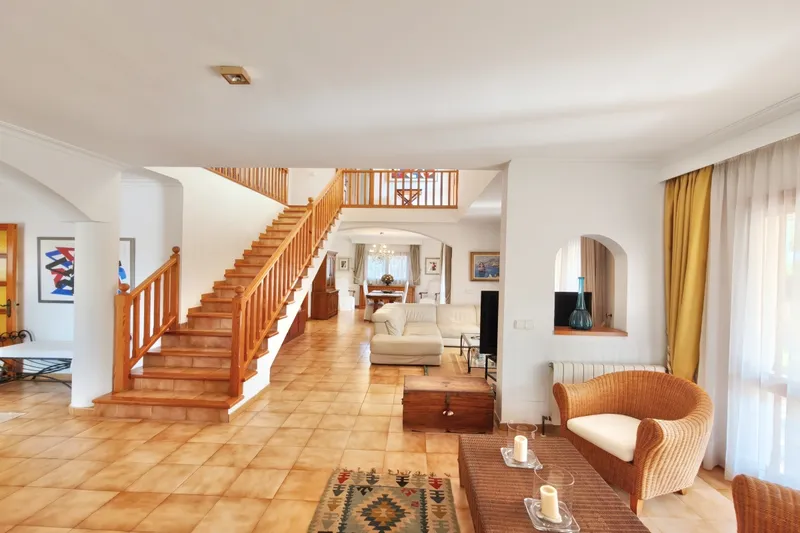 Charming Mediterranean-style villa for sale in Santa Ponsa with private pool and garden — photo 6