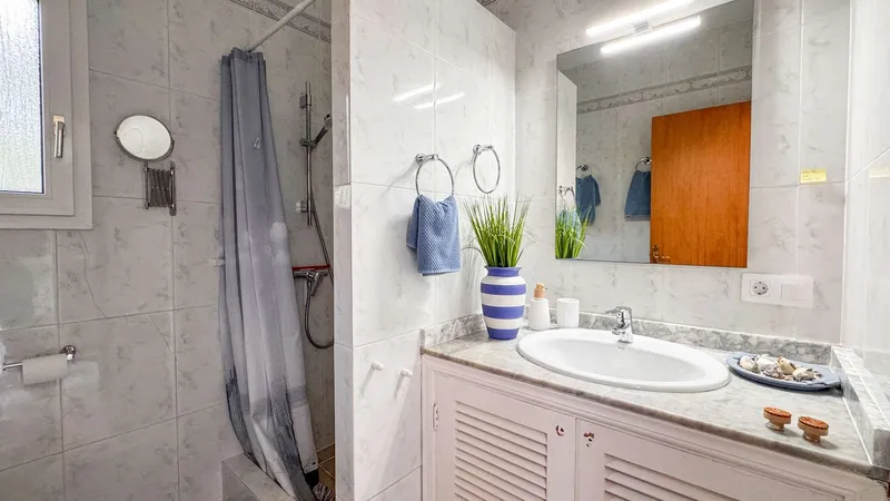 Property with 6 rooms, 3 bathrooms, pool & guest house for sale — photo 3