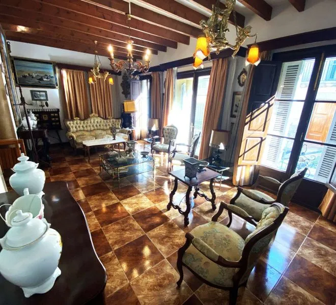 Nice manor house in the center — photo 1