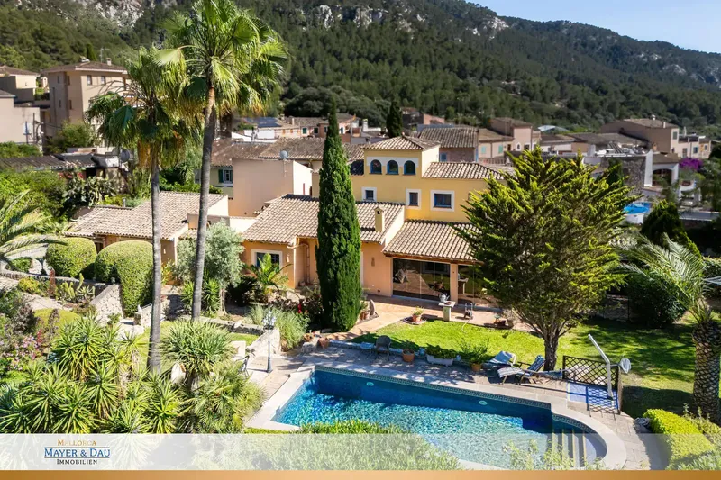 This elegant finca, built in 2002, extends over a generous area of 274 square meters on a 1,567 square meter plot — photo 2