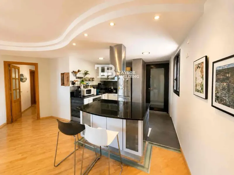 Taylor Building Real Estate offers this spacious 170 m² penthouse, located on the tenth floor, in the S'Olivera area, one of the most — photo 7