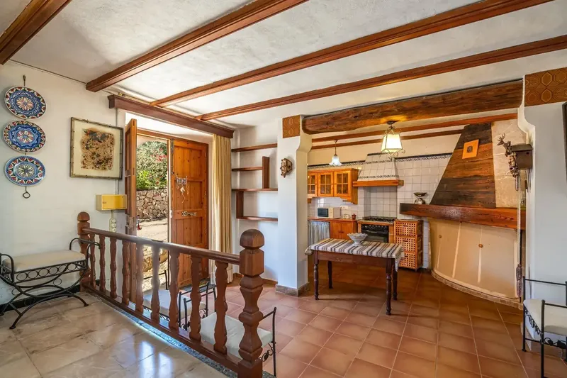Located in the privileged enclave of Binibona, at the foot of the Sierra de Tramuntana, this unique property stands out for its character — photo 7