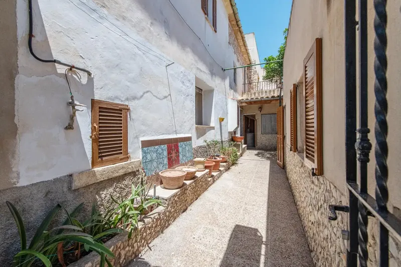 This unique village house is located in one of the most privileged locations of Biniamar, in the heart of the town and presiding — photo 3