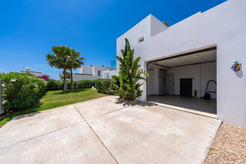 Exclusive residence with pool and well-kept garden in popular residential area - terrace and pool (15298) — photo 5